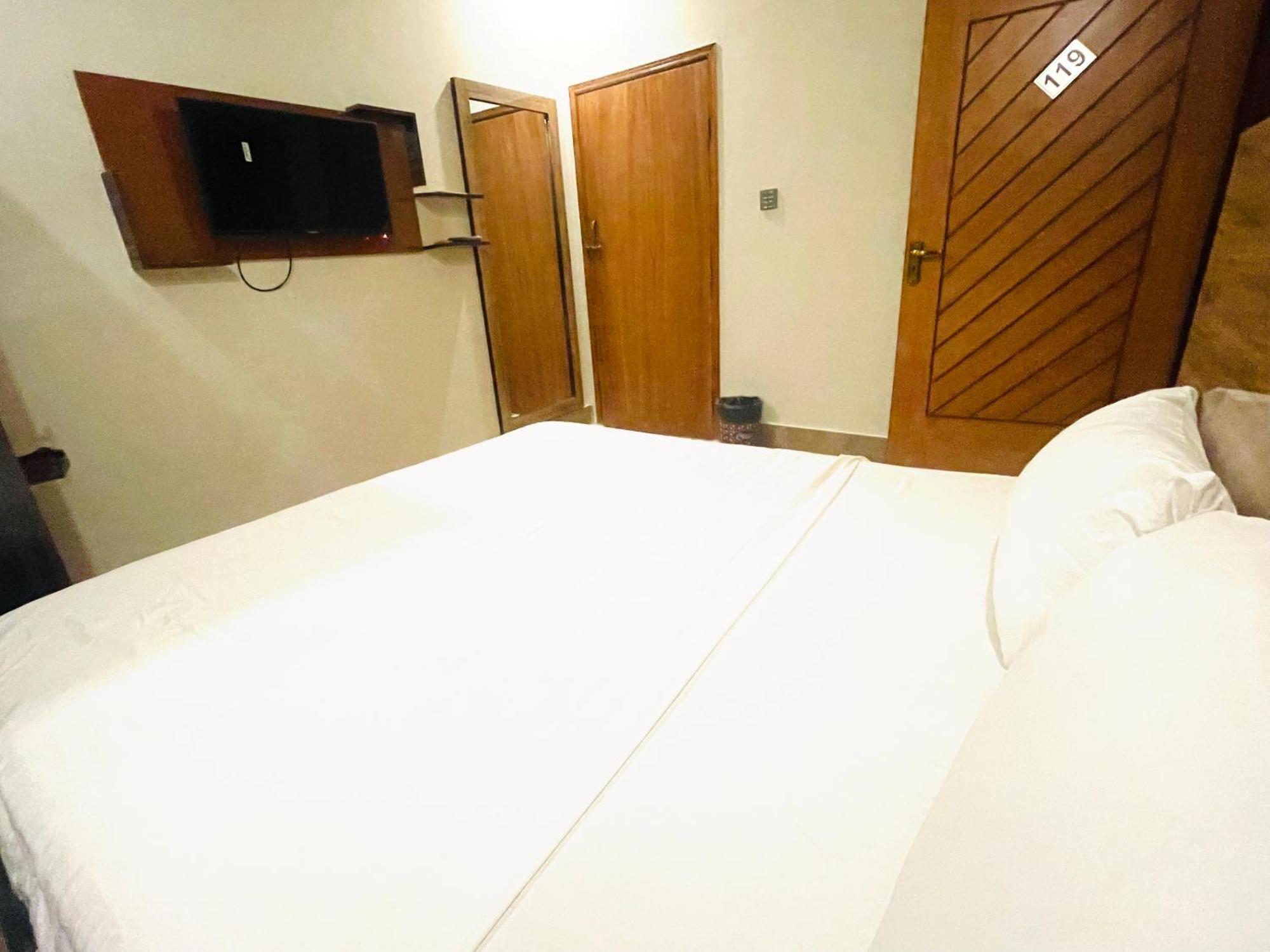 Airport Hotel Bed & Rest Karaçi Dış mekan fotoğraf